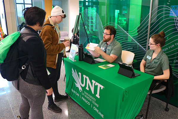 Students at a UNT help desk